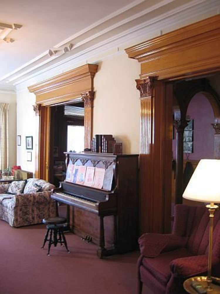Olde Judge Mansion 24/31