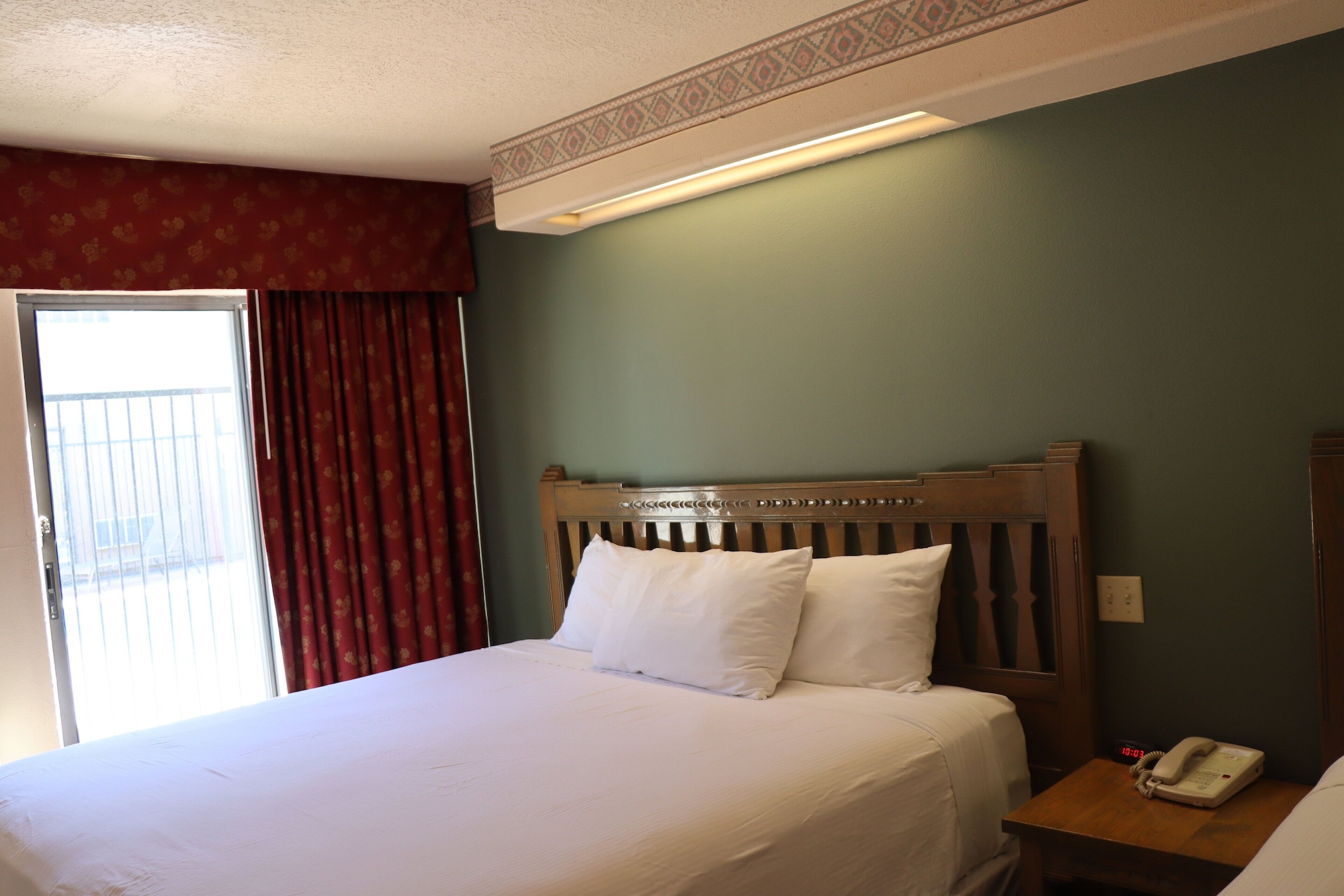 Studio, Queen Bed, Pet Friendly, Accessible, Sagebrush Inn Suites 3/5