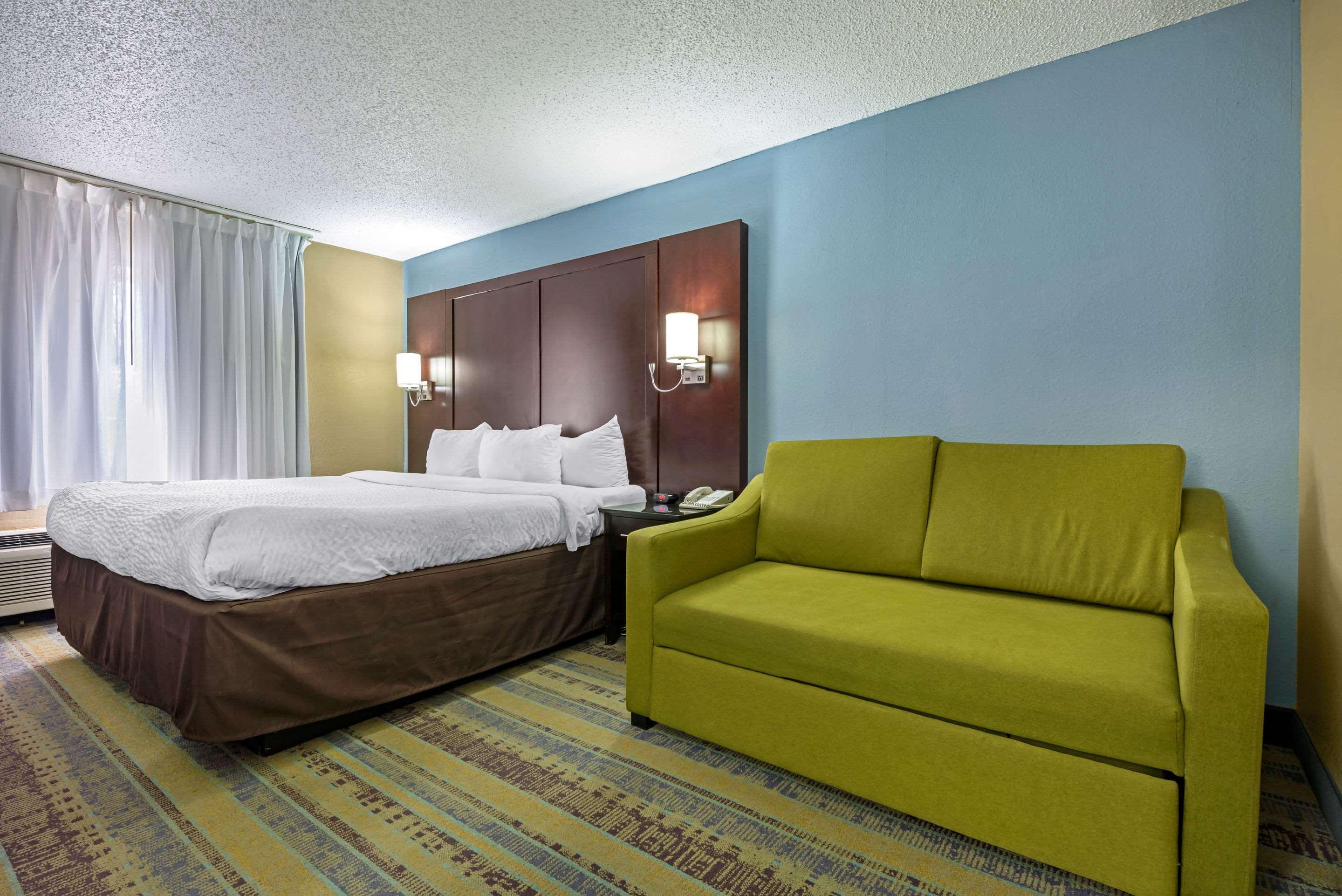 ROOM, KING BED