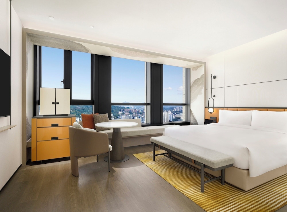 DELUXE, KING BED