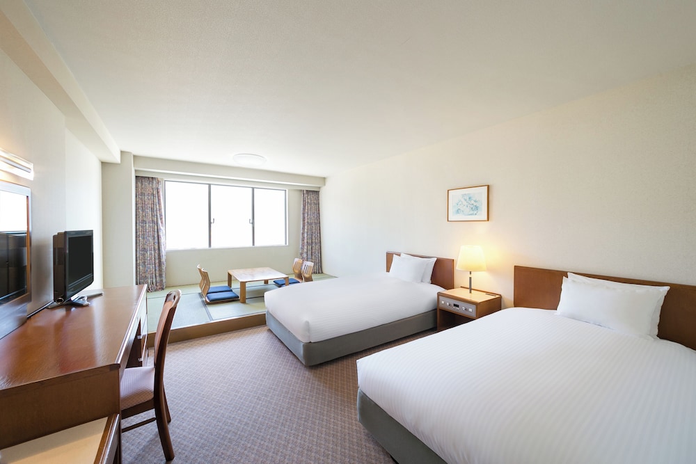 JAPANESE WESTERN, CLASSIC, TWIN BEDS, 2 FUTON BEDS, OCEAN OR SEA VIEW