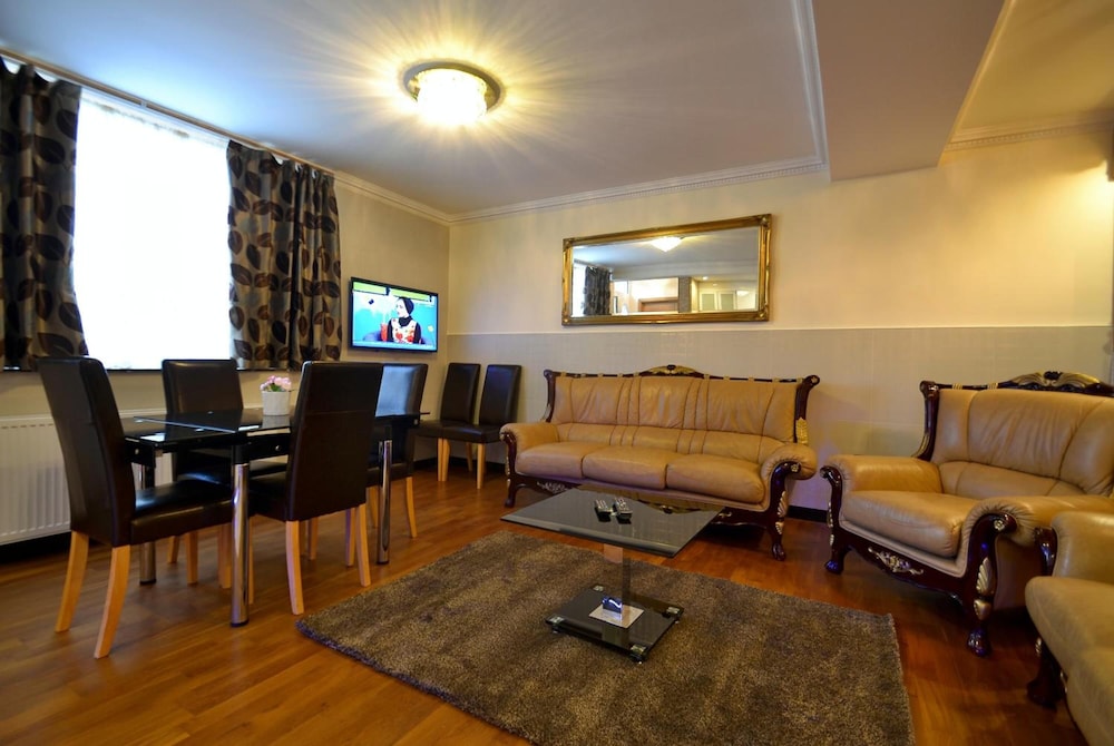 Hyde Park Suites 14/29