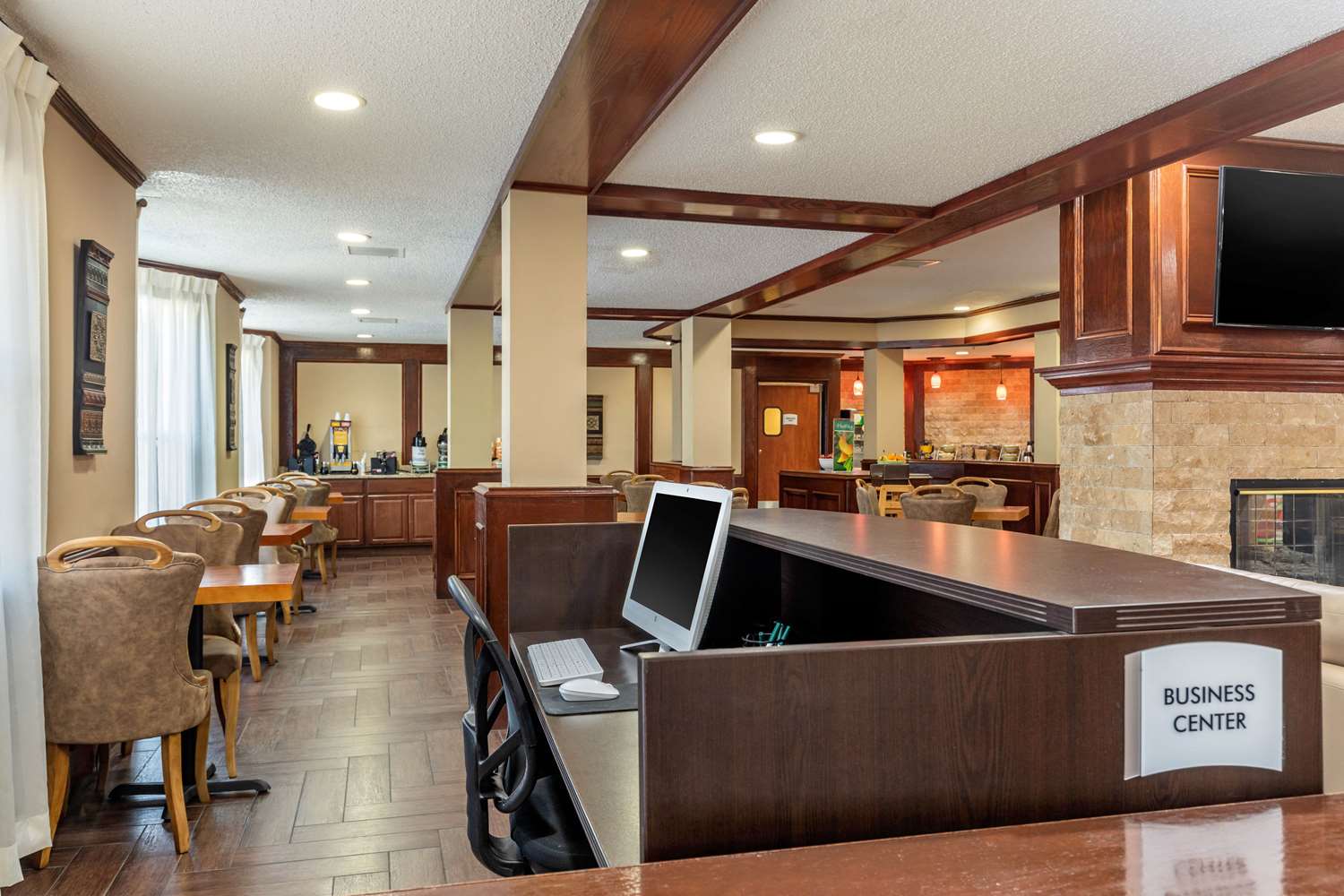 Quality Suites Addison-Dallas 37/42
