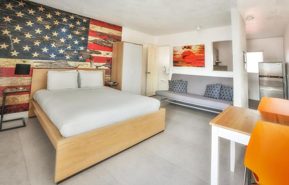 Comfy, Bright, Studio, Queen Bed, Kitchen