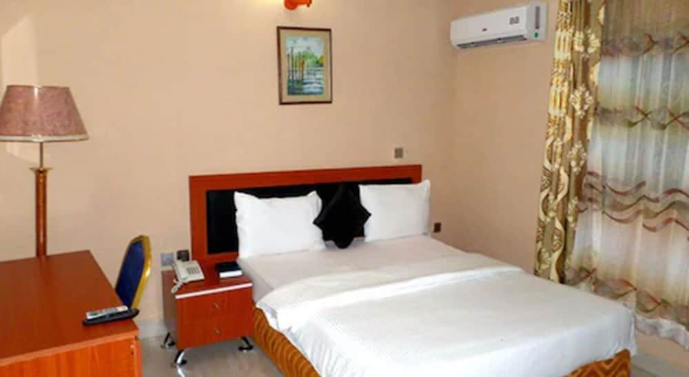 B's Hive Hotel & Suites 9/30