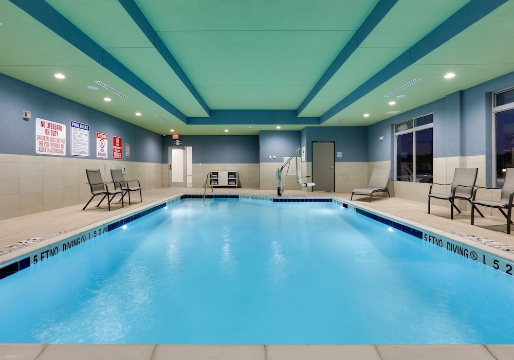 Holiday Inn Express & Suites Plano - The Colony 12/63