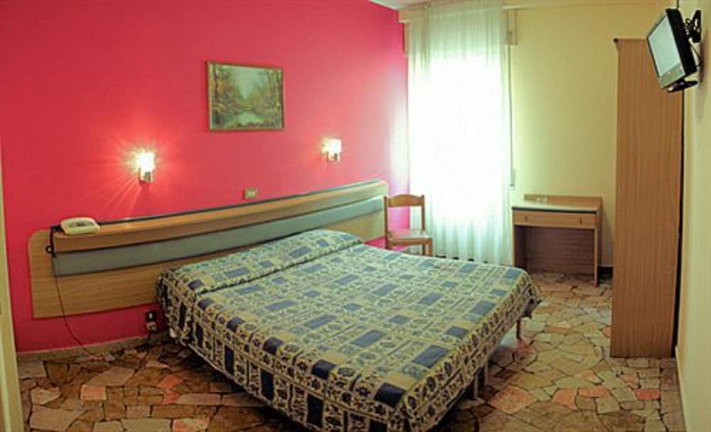 ROOM, DOUBLE BED