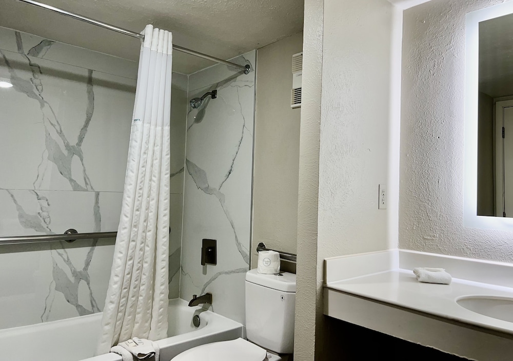 جناح بسرير كينج، Ramada by Wyndham Westminster Denver 7/8