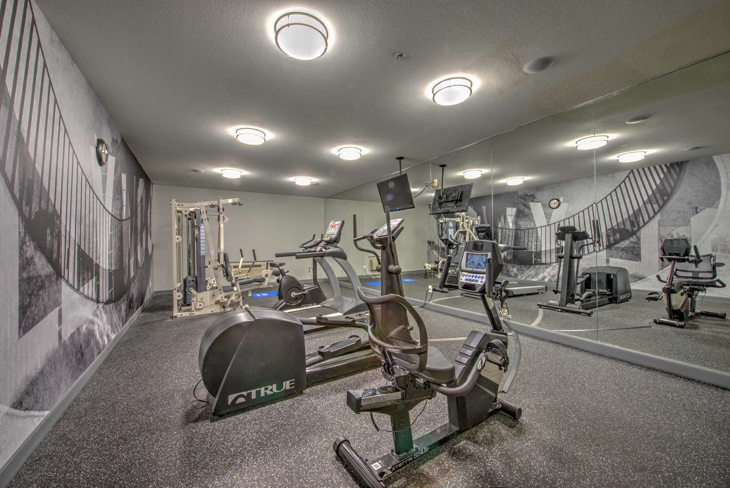 Best Western Plus Media Center Inn & Suites 14/28