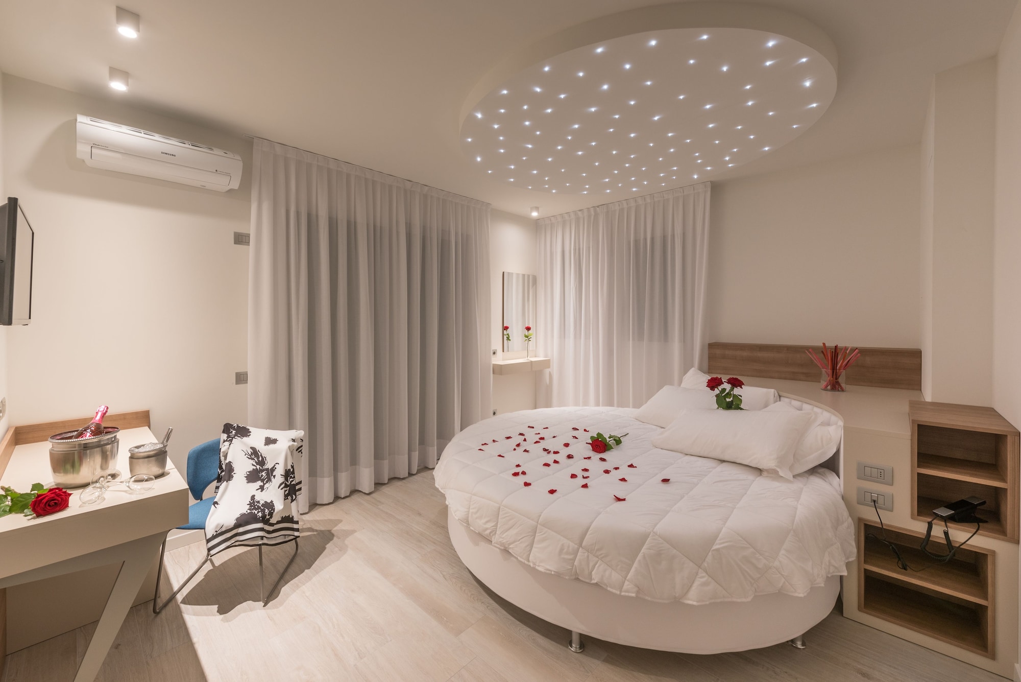 ROMANTIC, DOUBLE BED, SEA VIEW