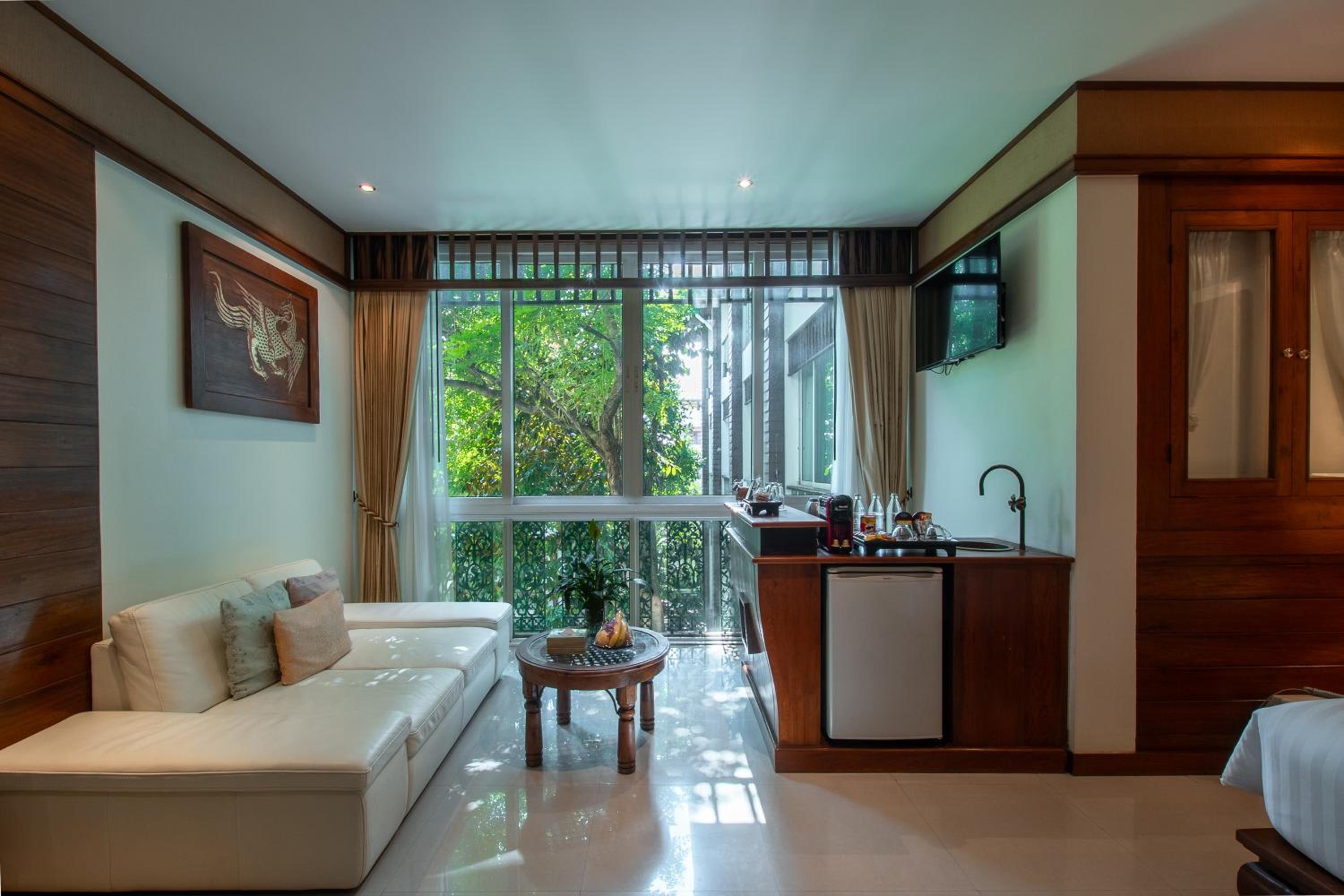 جناح جونيور بسرير كينج مع أريكة، Kodchasri Thani Hotel Chiangmai 8/10
