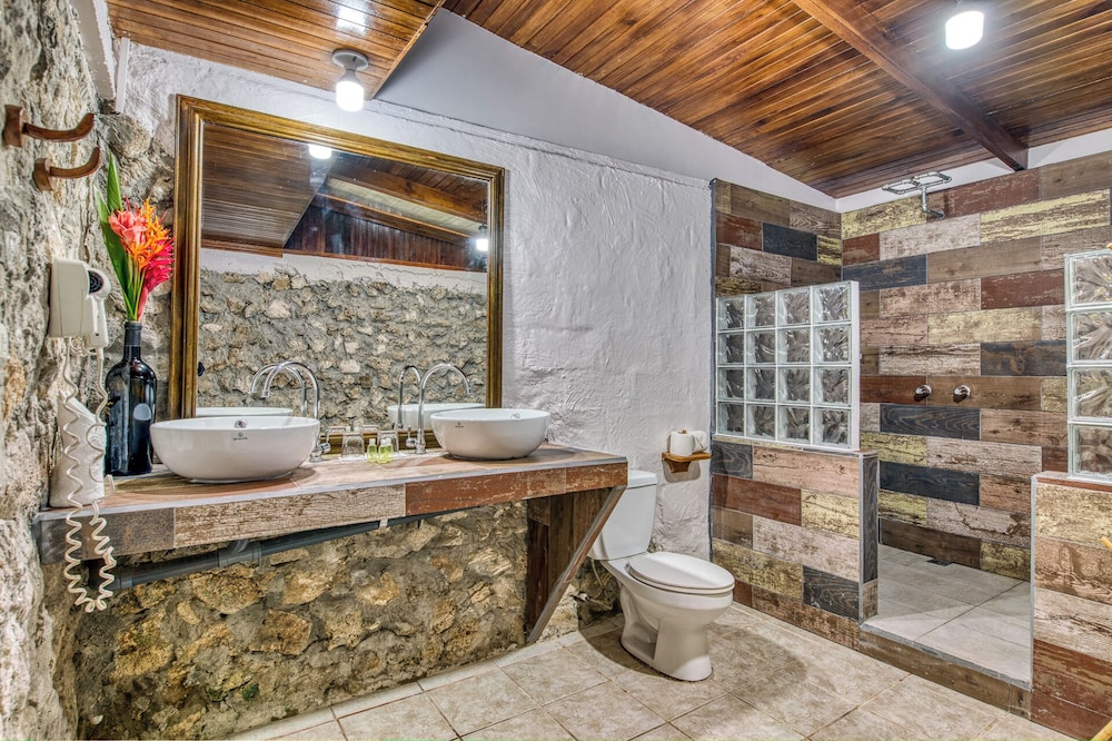 Atlantida Lodge 63/63