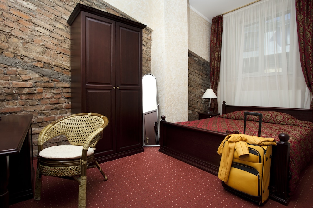 Monte Kristo Hotel 76/95