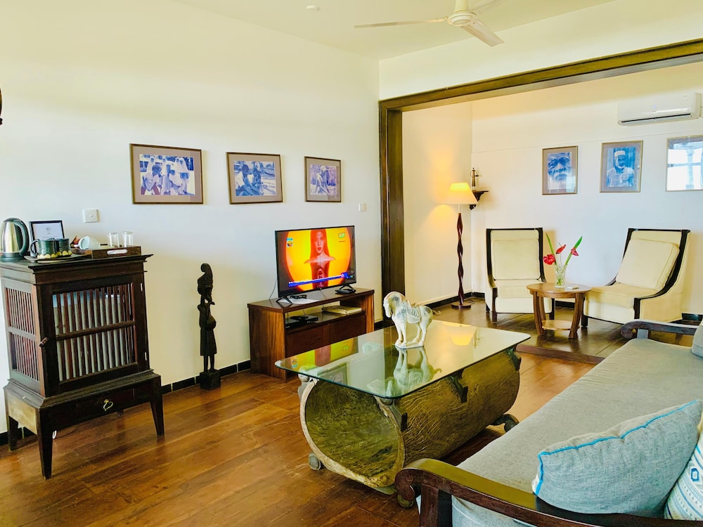 Suite Lanka 32/50