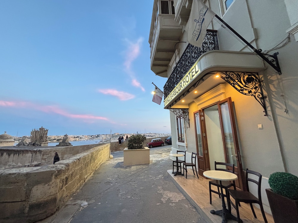 Grand Harbour Hotel 6/45