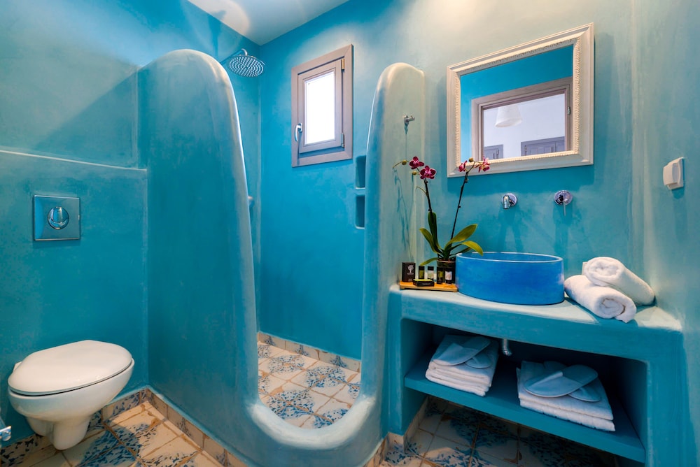 White Harmony Suites 66/69