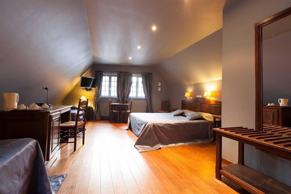 ROOM, QUADRUPLE