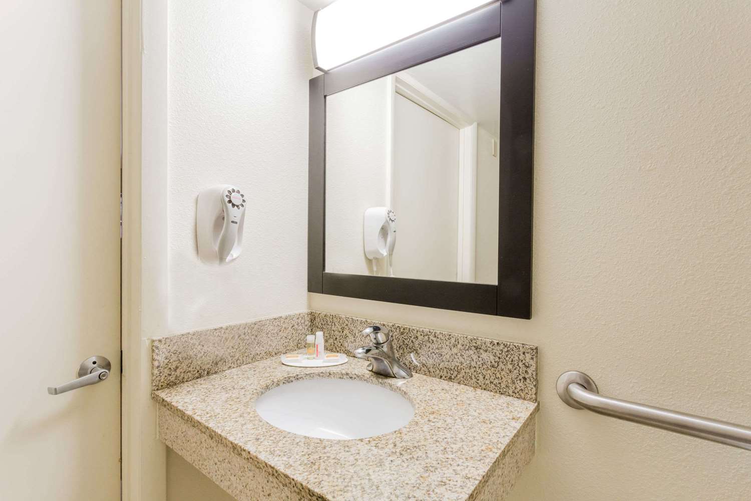 Days Inn by Wyndham Camp Springs/Andrews AFB DC Area 8/9