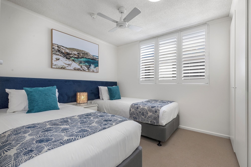 PACIFIC BEACH RESORT 10/77