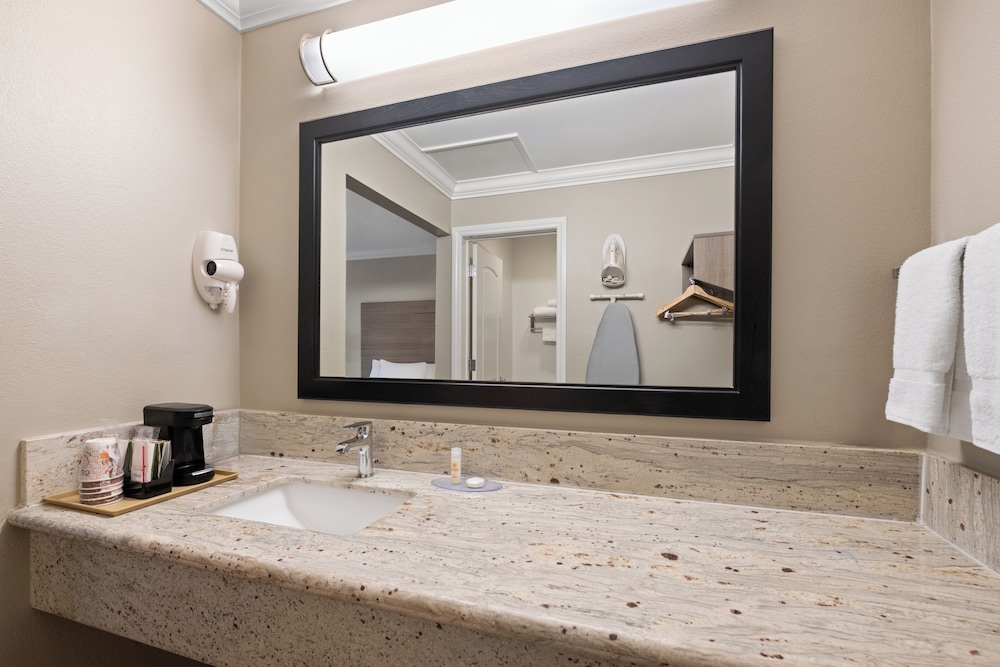 Solara Inn and Suites 31/33