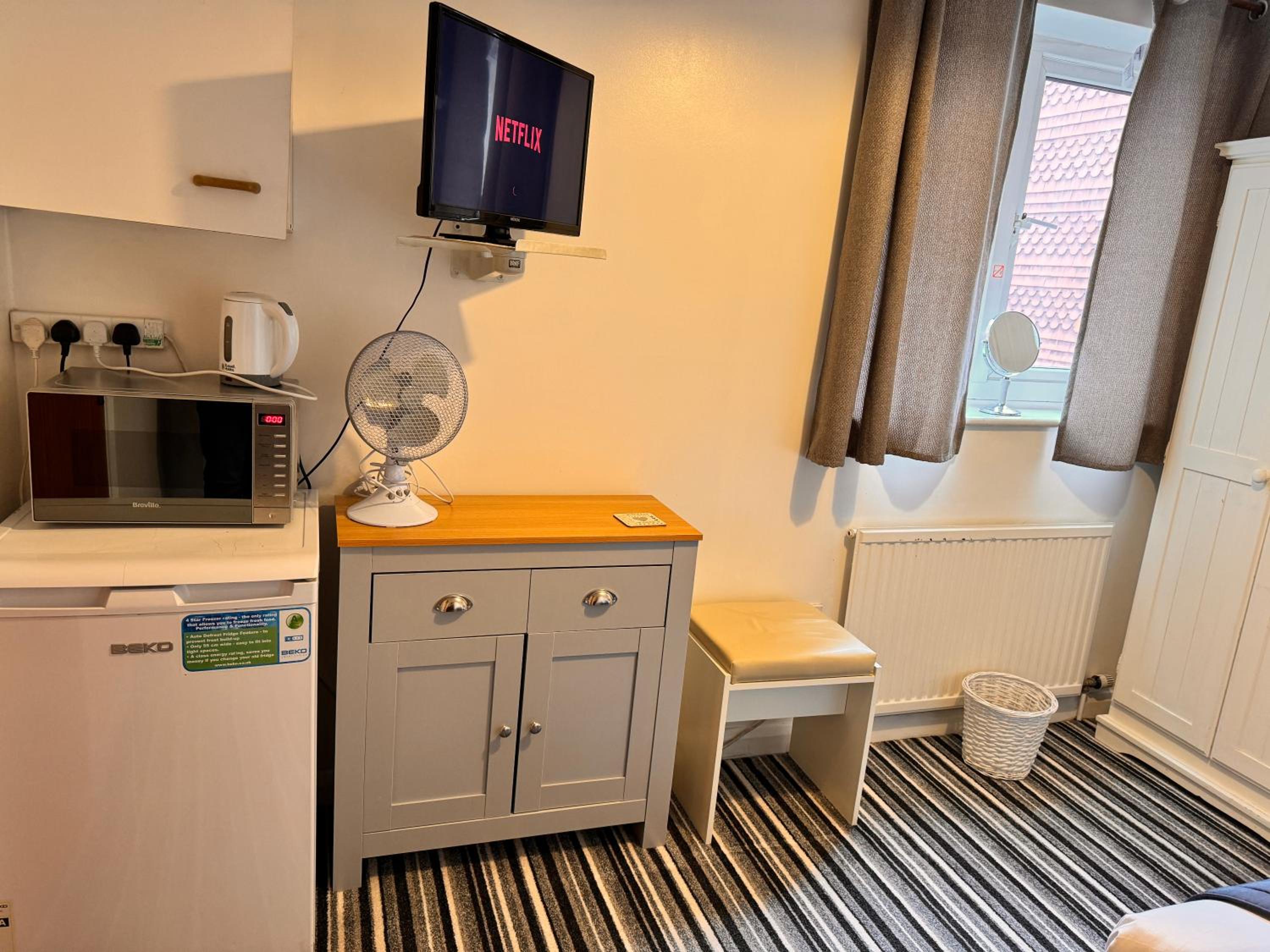 High Trees Guest House Gatwick 23/49