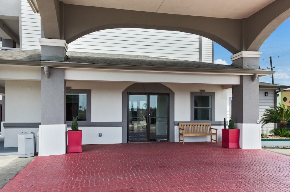 Red Roof PLUS Galveston Beachfront 7/42