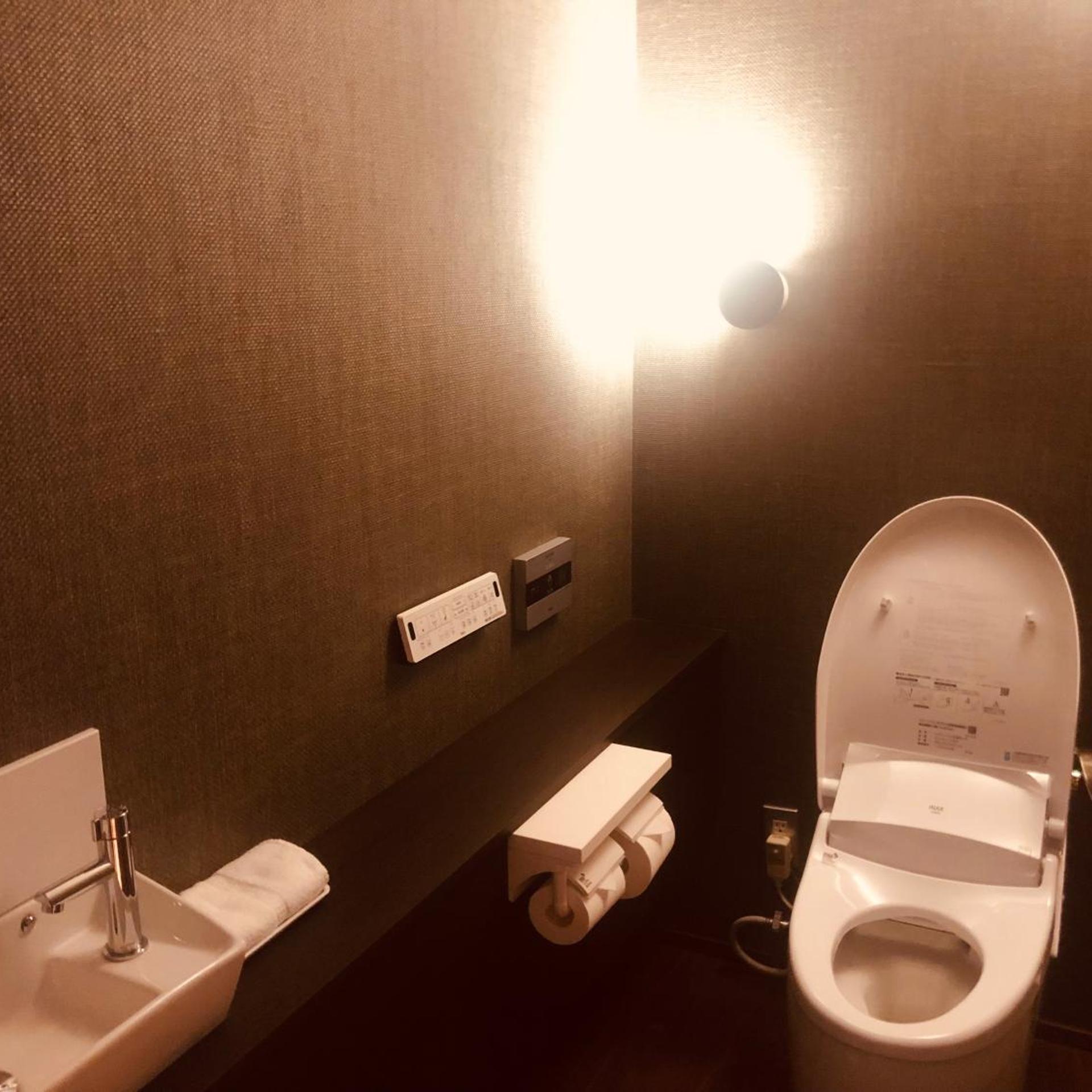 Japanese, Silver, Family, Shared Bathroom