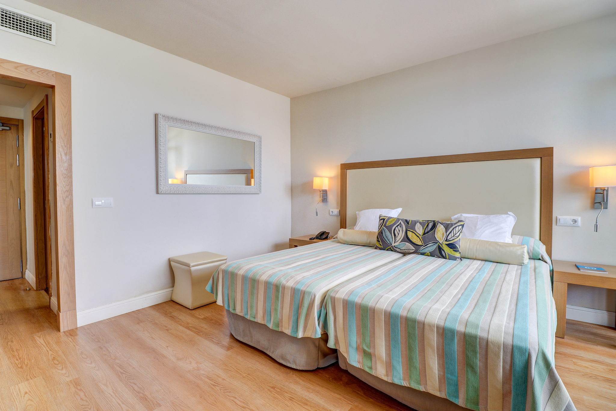 Room, Double Bed, Lateral Side Sea View, Hotel Hoposa Uyal 2/4