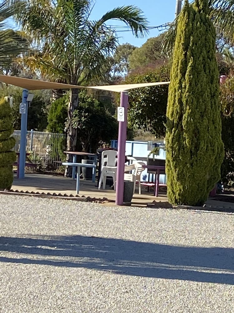 Paddle Steamer Motel 24/41
