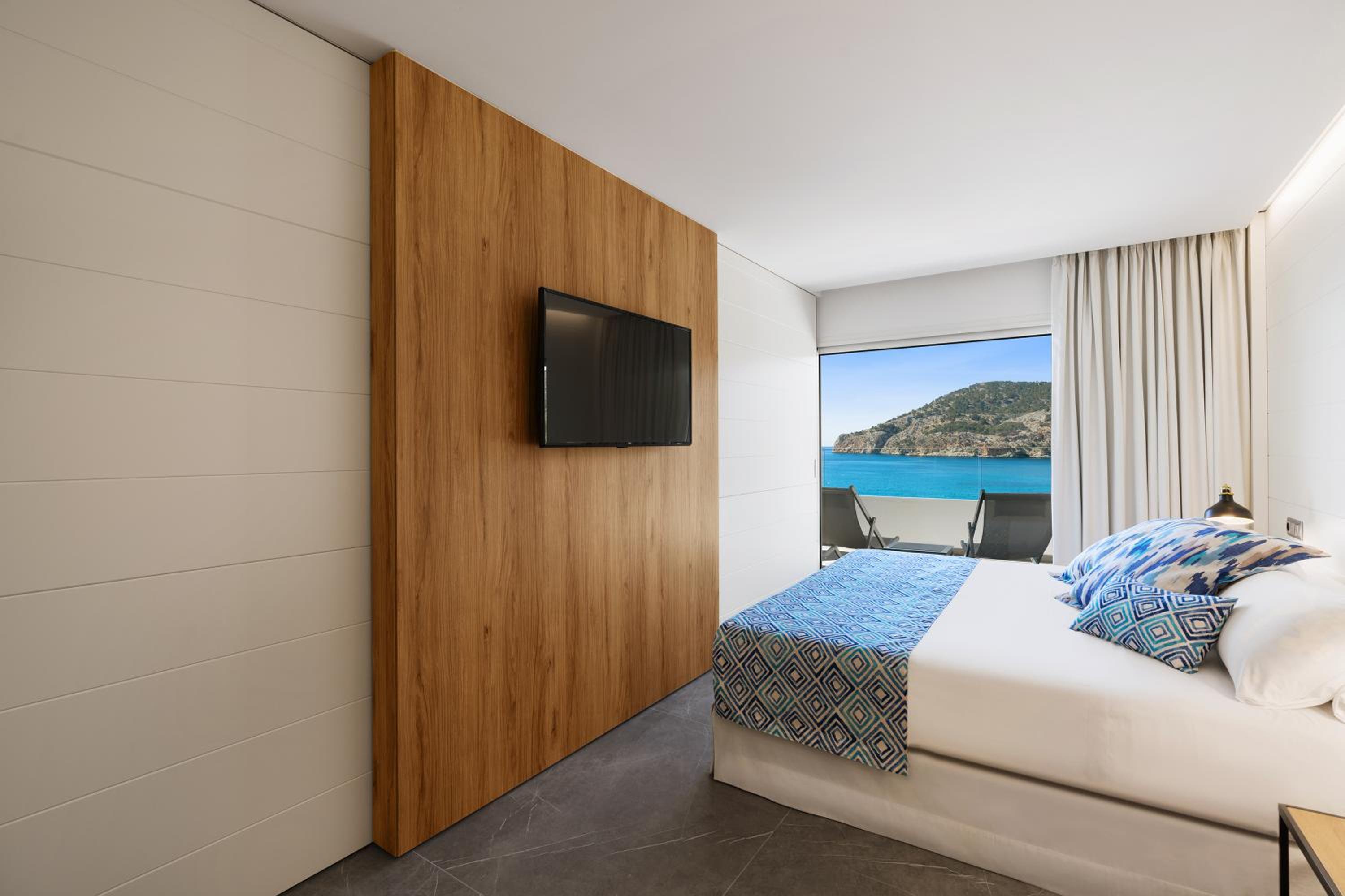 Suite, Pool and Sea View