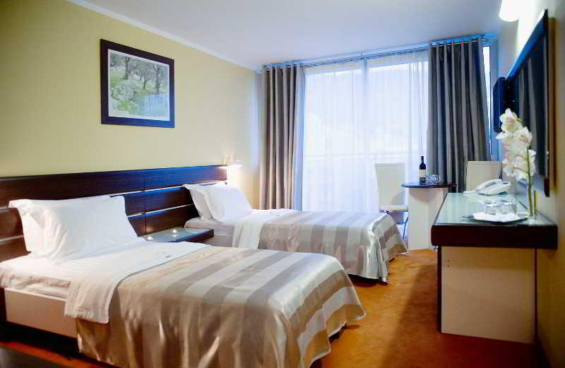 Tara Hotel 24/81