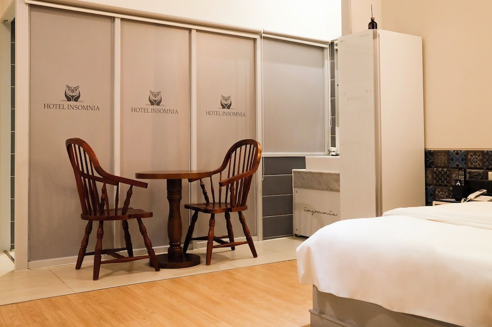 جناح بسريرين كوين، Hotel Insomnia 9/10