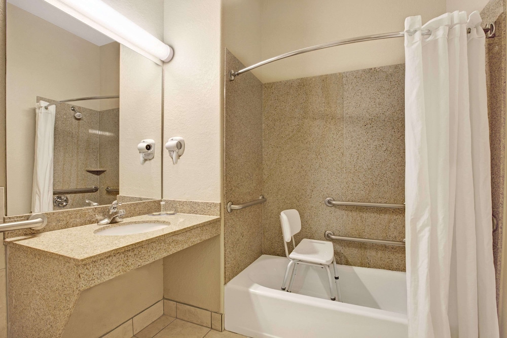 Super 8 by Wyndham IAH West/Greenspoint 7/31