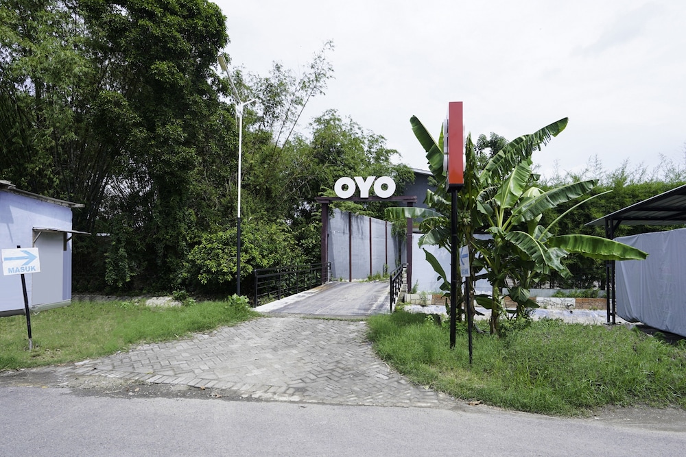 OYO 2493 Lotus Hotel Syariah 32/39