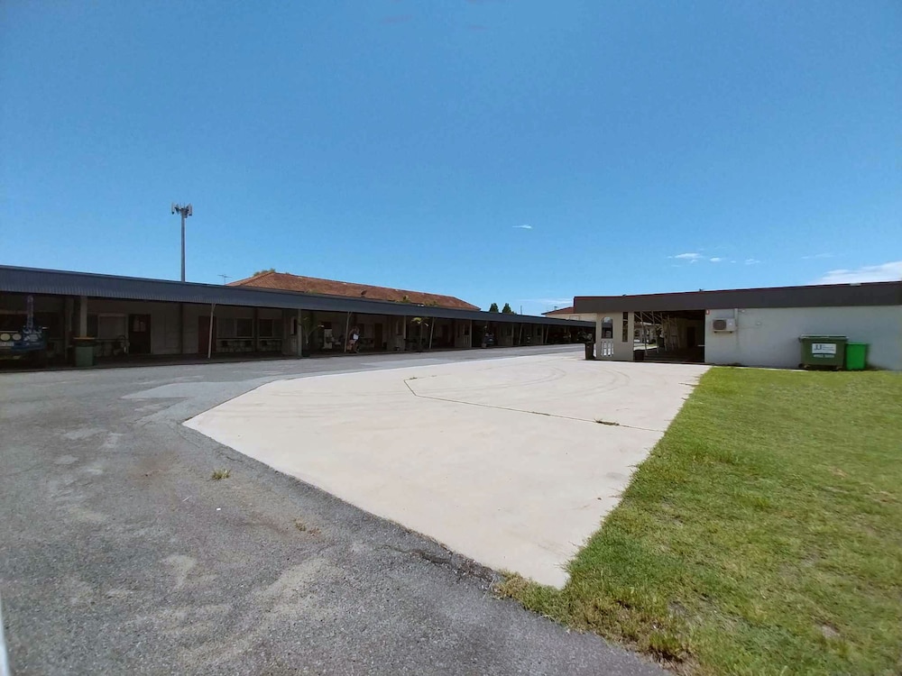 TROPIC COAST MOTEL 68/74