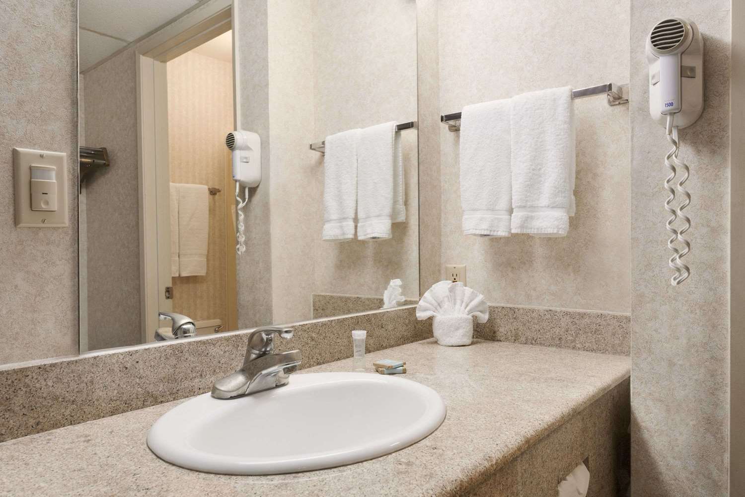Triplodge Hotel Santa Clarita/Valencia 6/7