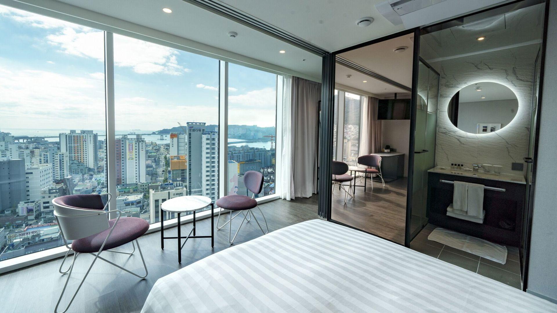 City, Standard, Twin Beds, Partial Ocean View