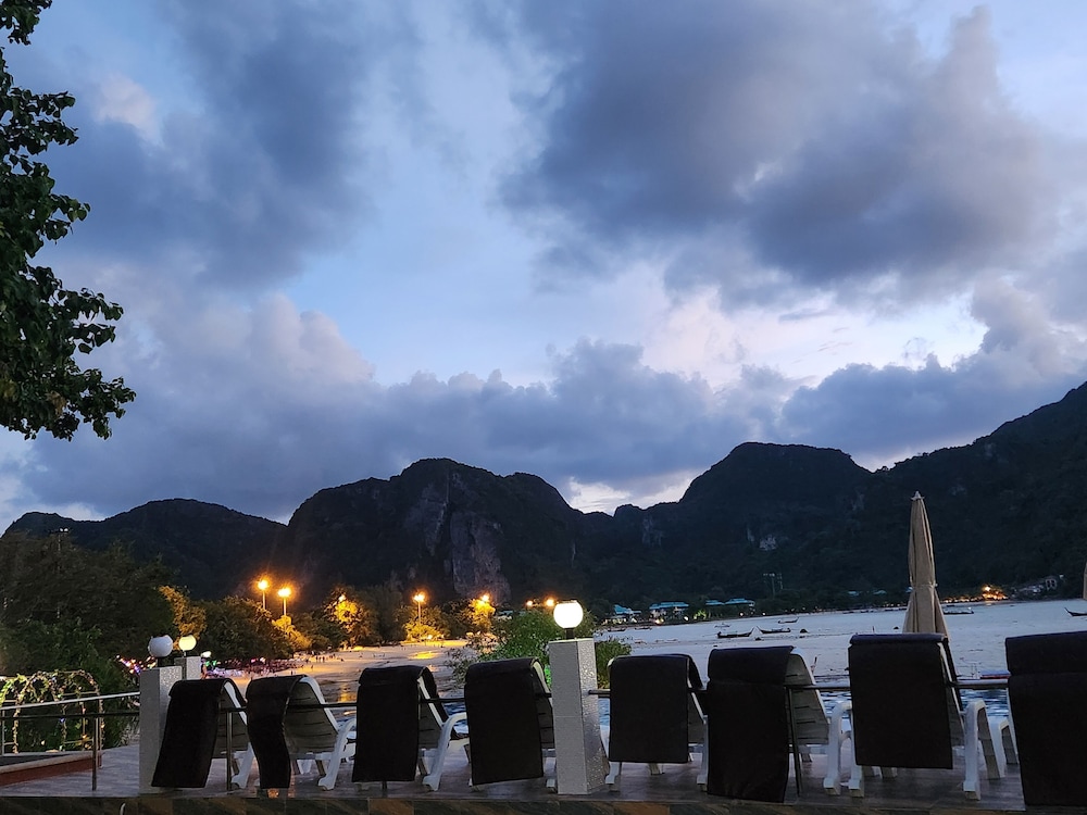 Phi Phi Viewpoint Resort 63/65