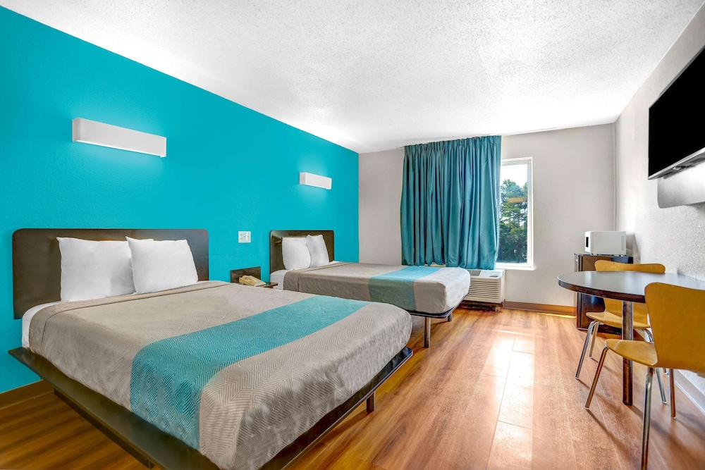 Motel6 Raleigh, NC - North 24/50