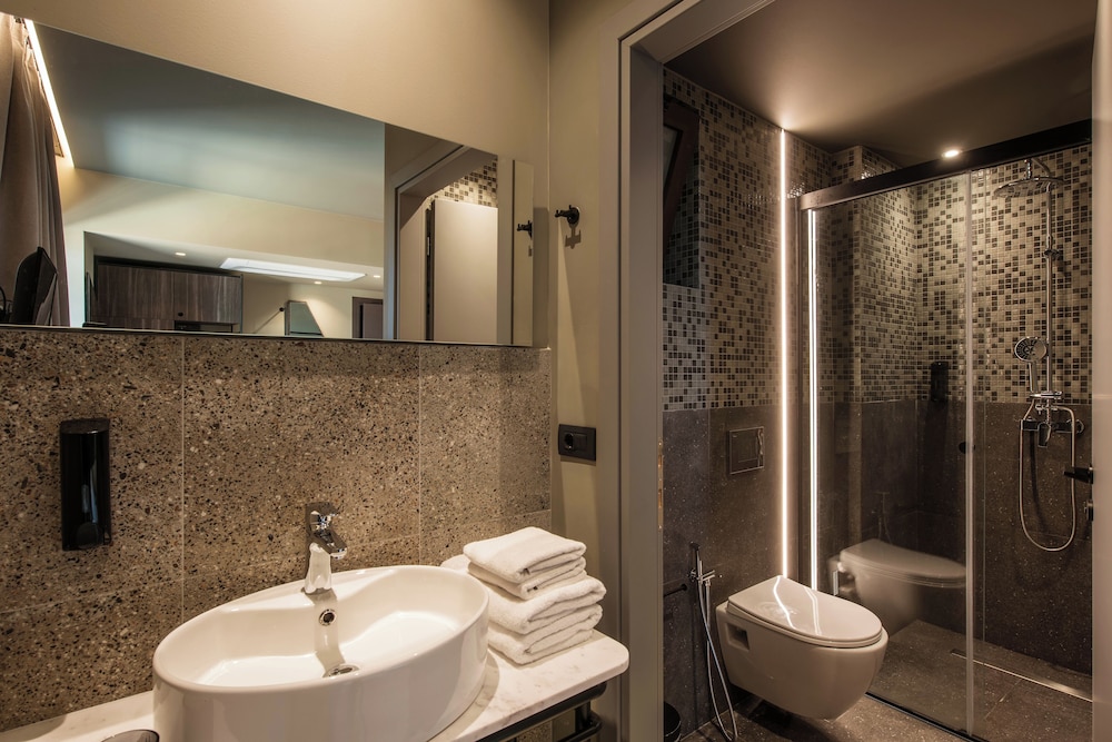Petousis Hotel & Suites 47/50