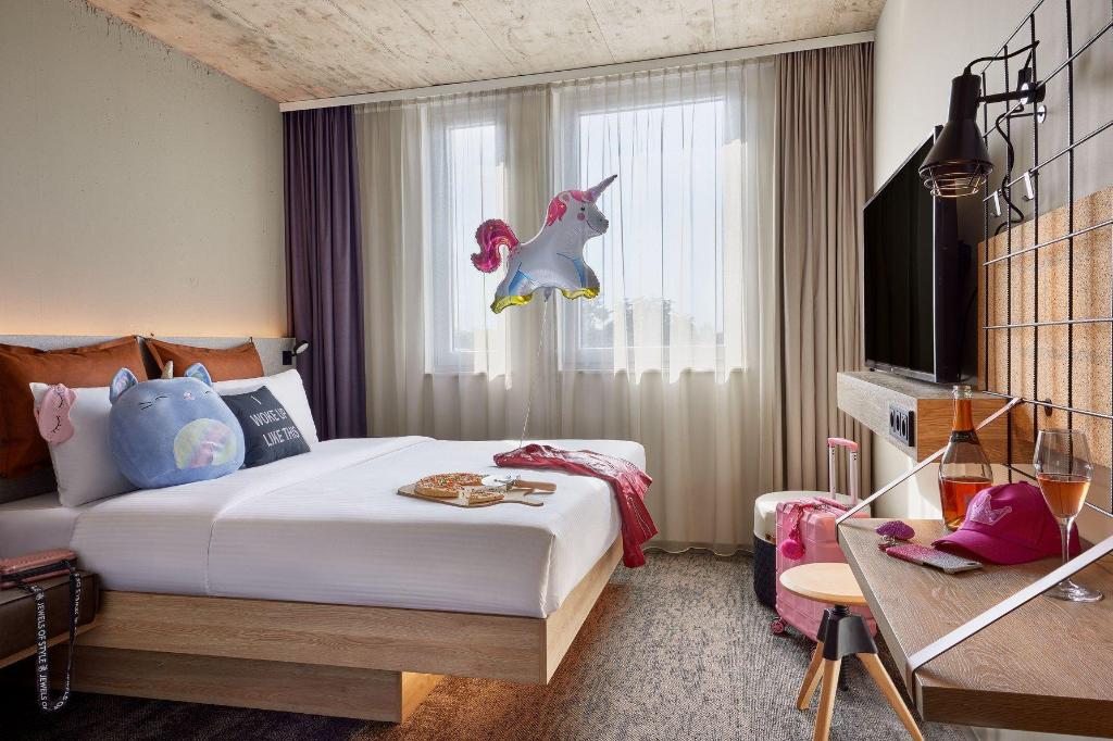 Moxy Sleeper, Guest Room, Queen Bed, City View