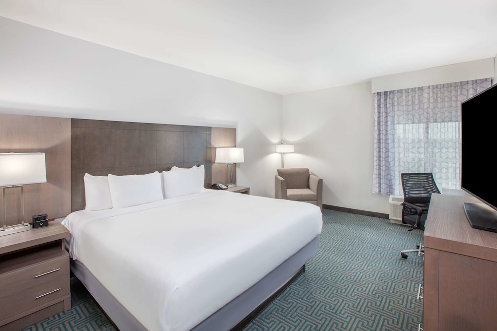 La Quinta Inn And Suites By Wyndham Dallas Duncanville 11/53