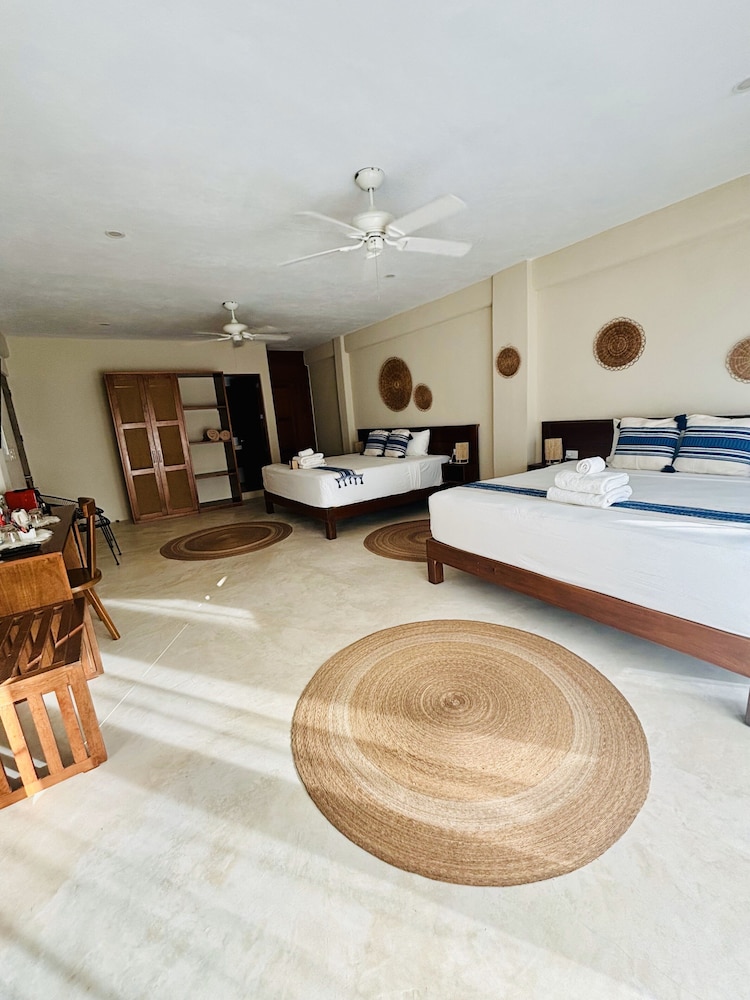 Noah Beach Hotel and Suites 8/55