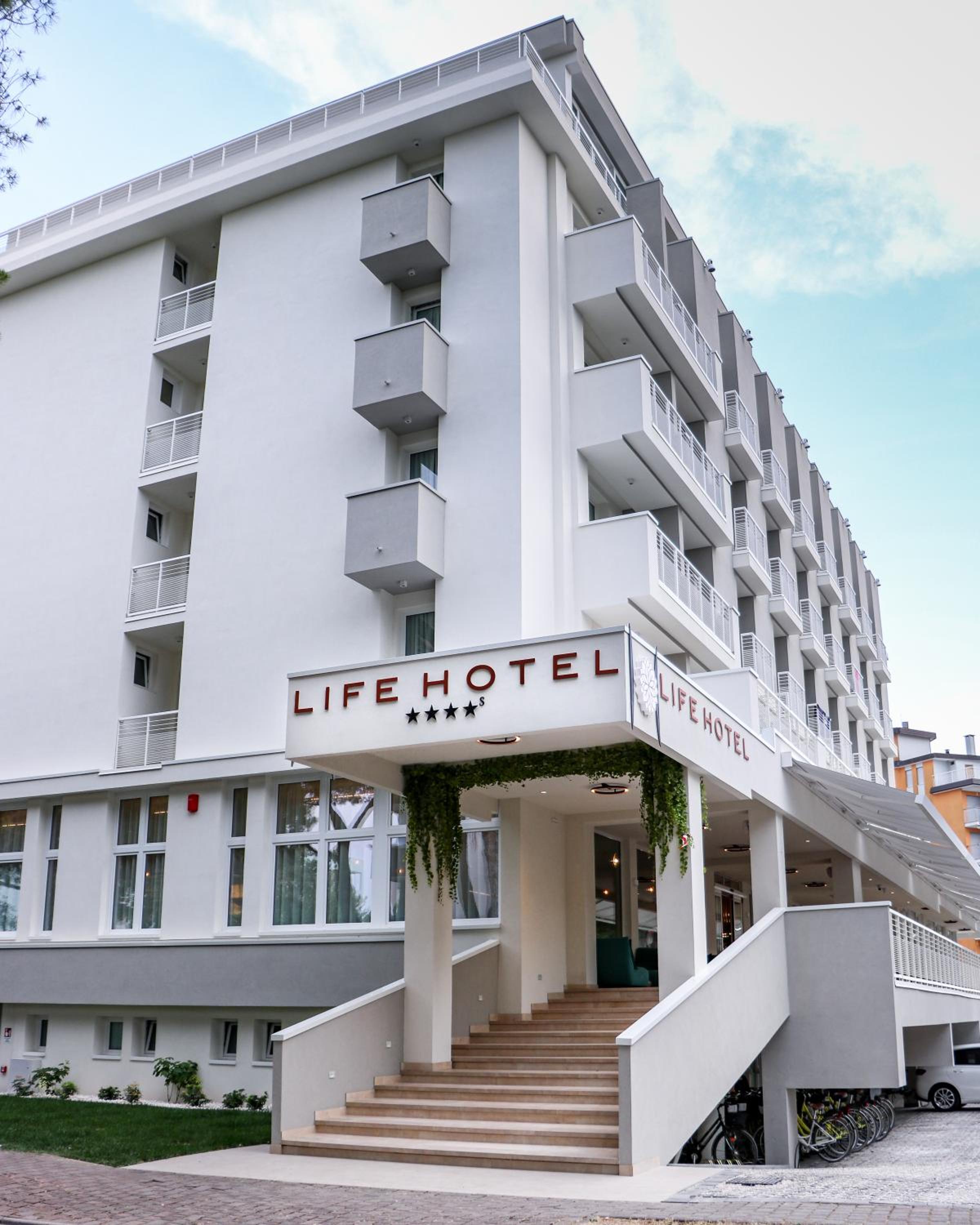 Life Hotel 1/50