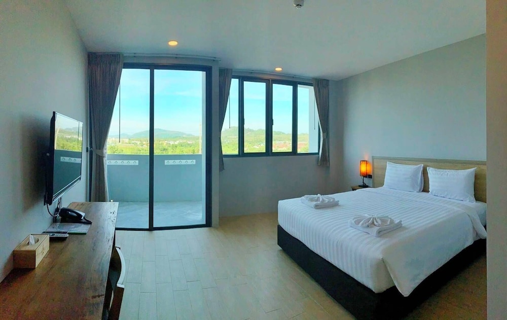 Atom Phuket Hotel -SHA Plus 21/50