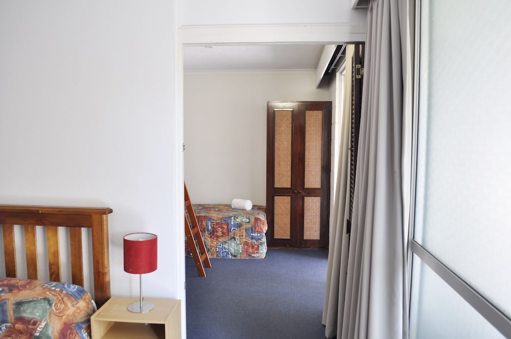 ALEXANDRA PARK MOTOR INN 16/65