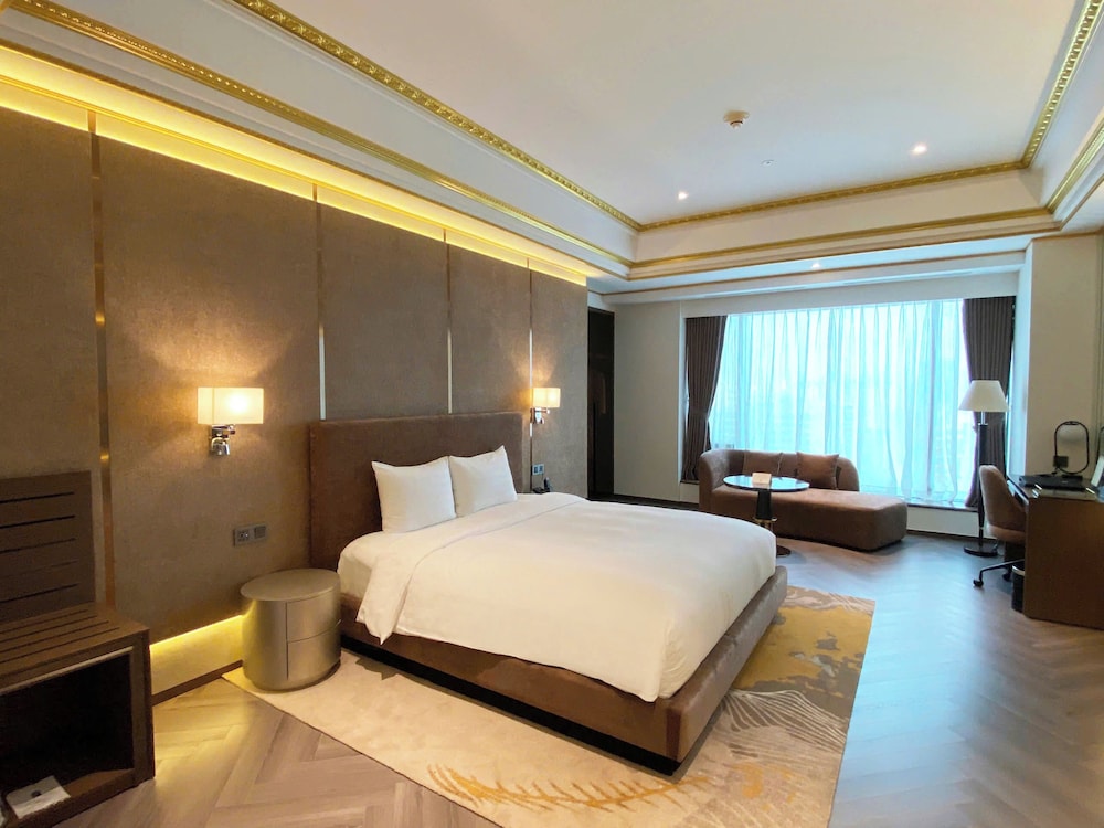GRAND, KING BED