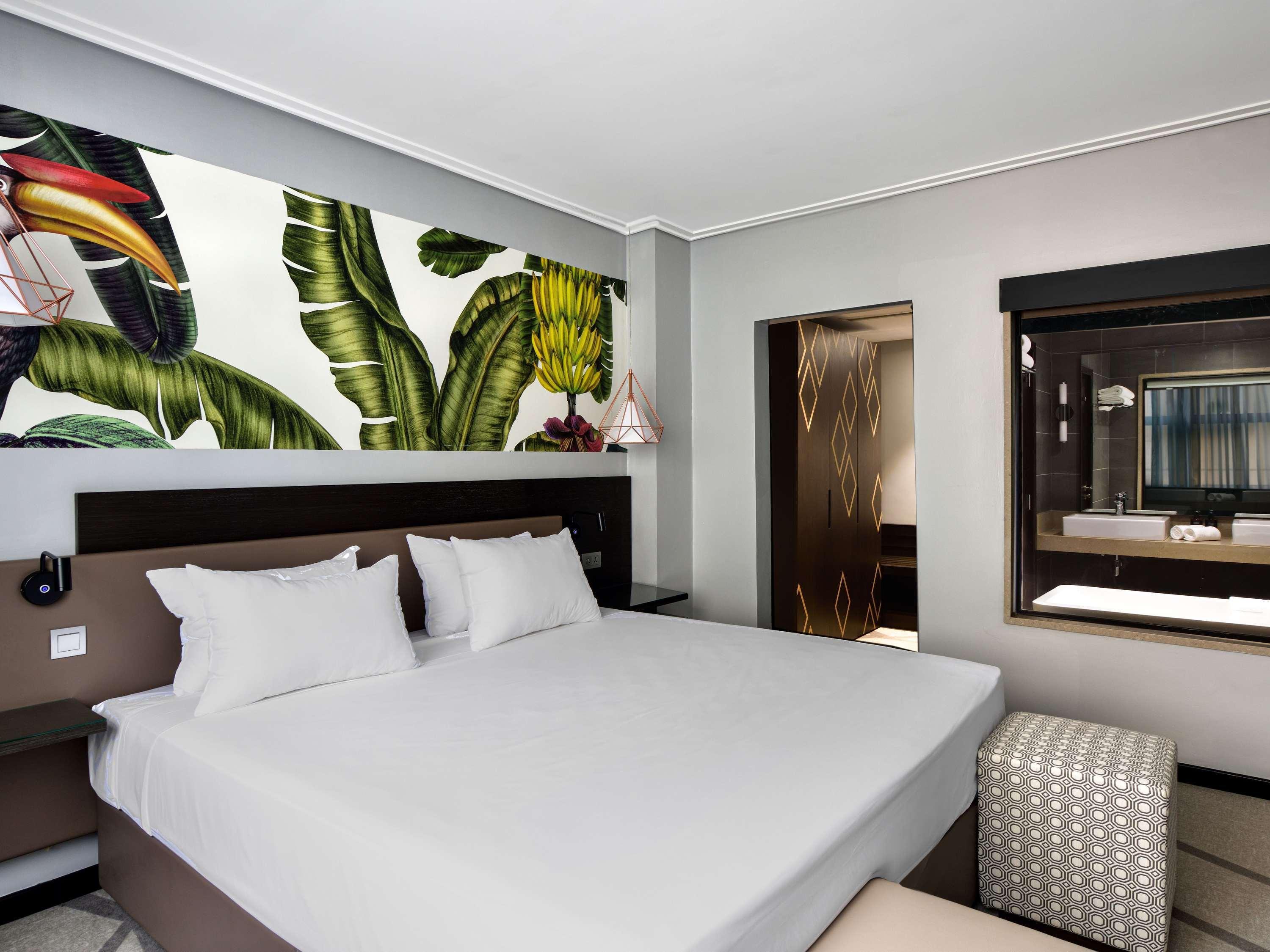1 BEDROOM, EXECUTIVE, SUITE, KING BED, LIVING AREA