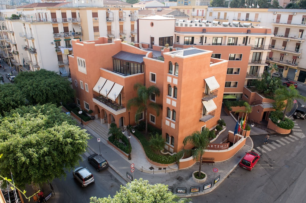 Artemis Hotel 6/69