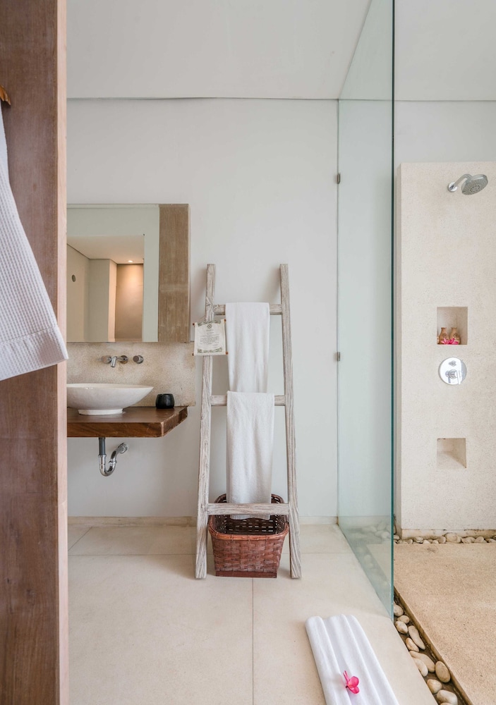 Deluxe, King Bed, Mountain and Sea View, Hot Tub، Svarga Resort 5/5